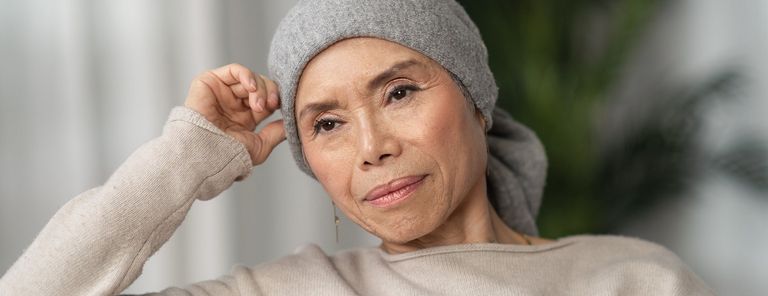 سيدة مريضة بالسرطان فتاة تأخذ بيد سيدة مريضة بالسرطان