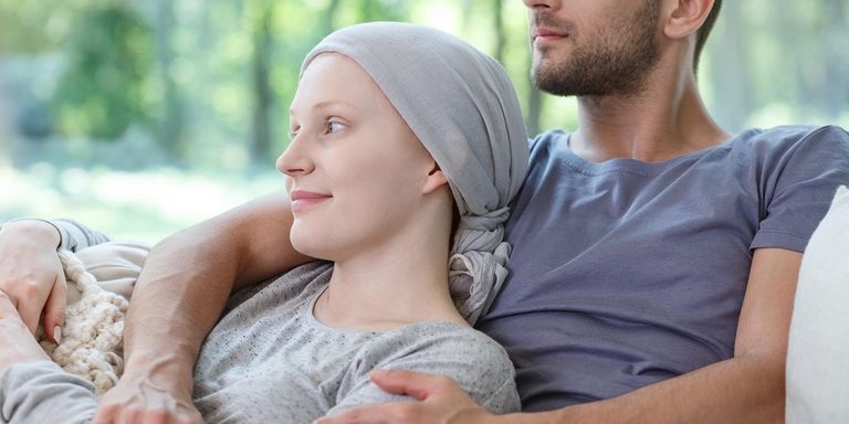 العلماء يتوقعون نتائج واعدة في لقاحات الرنا المرسال للسرطان فتاة تأخذ بيد سيدة مريضة بالسرطان