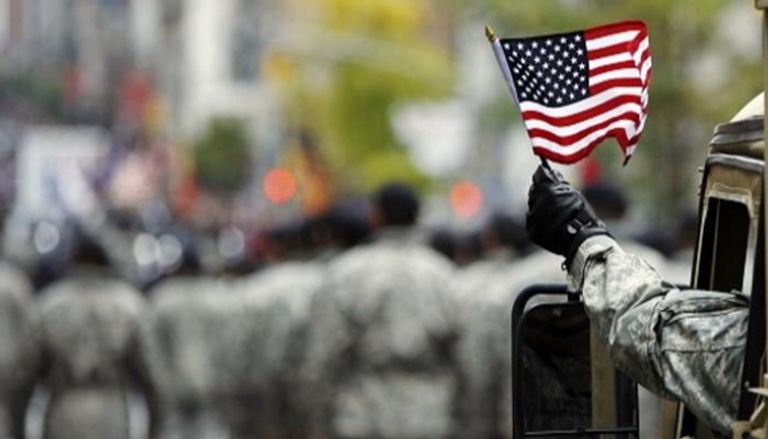 أحد الجنود الأمريكيين يرفع علم بلاده- أرشيفية
