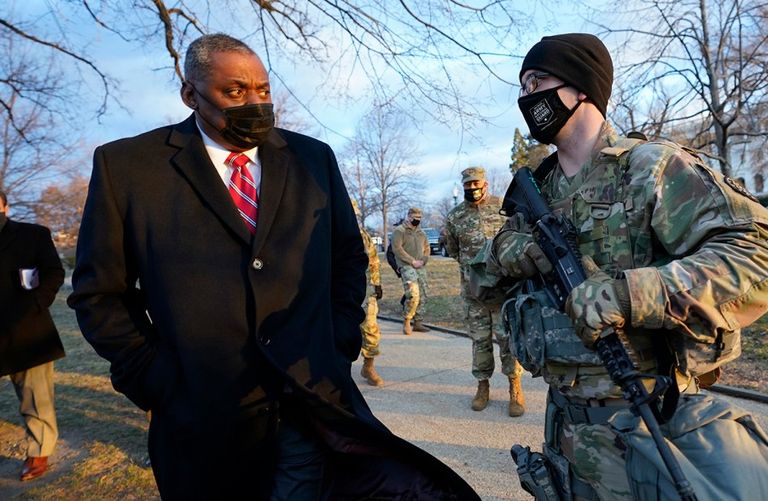 أحد الجنود الأمريكيين يرفع علم بلاده- أرشيفية