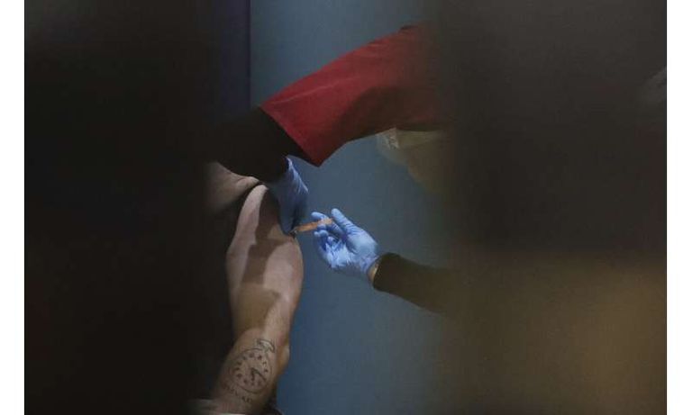 لقاحات كورونا توقف انتقال الفيروس