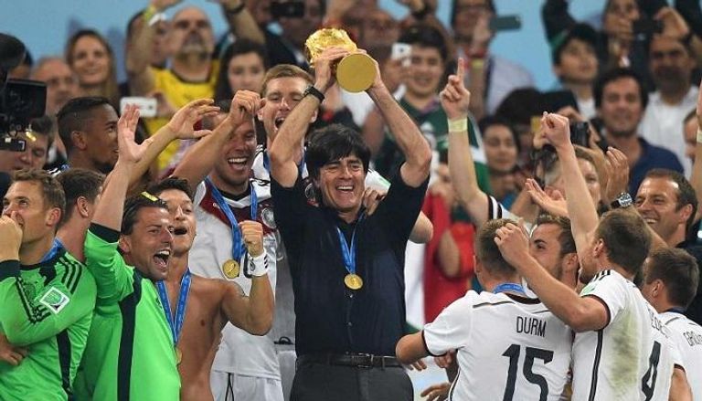 يواخيم لوف يحمل كأس العالم 2014
