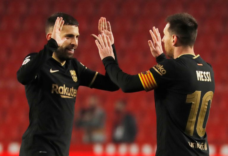 ليونيل ميسي وجوردي ألبا خلال مباراة برشلونة وغرناطة