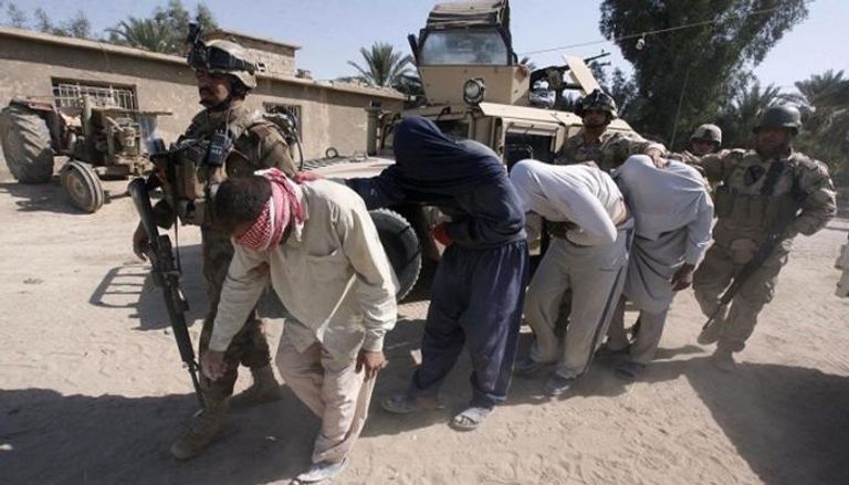 قوة أمنية تعتقل عناصر من داعش في العراق (أرشيفية)