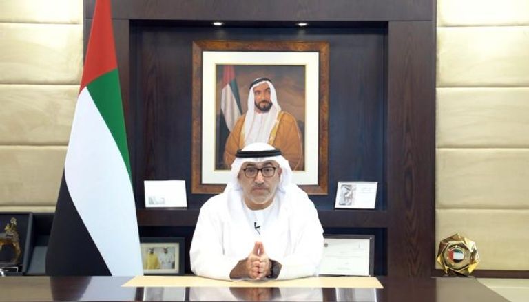 عبدالرحمن بن محمد العويس، وزير الصحة ووقاية المجتمع الإماراتي رجل يتلقى لقاح كورونا في الإمارات
