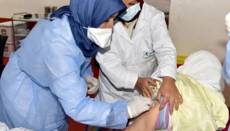 مسنة مغربية تتلقى أولى جرعات اللقاح
