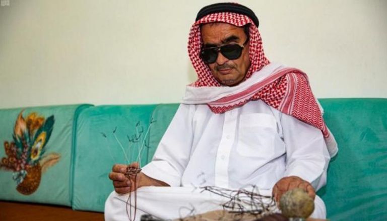 السعودي خلف شمران يمسك بمصيدة صقور