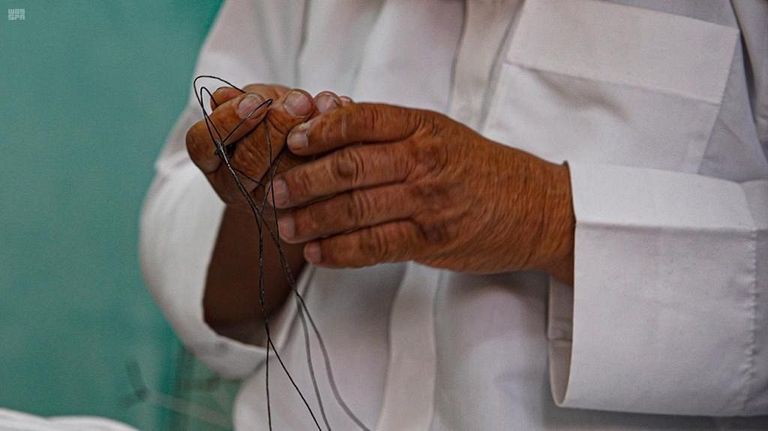 السعودي خلف شمران يمسك بمصيدة صقور