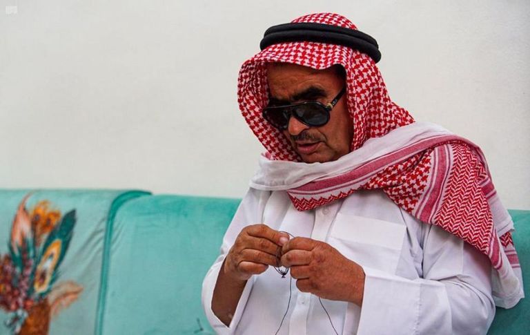 السعودي خلف شمران يمسك بمصيدة صقور