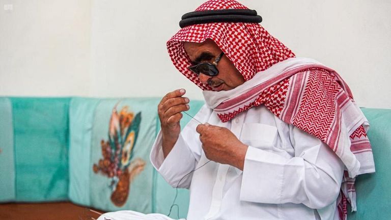 السعودي خلف شمران يمسك بمصيدة صقور