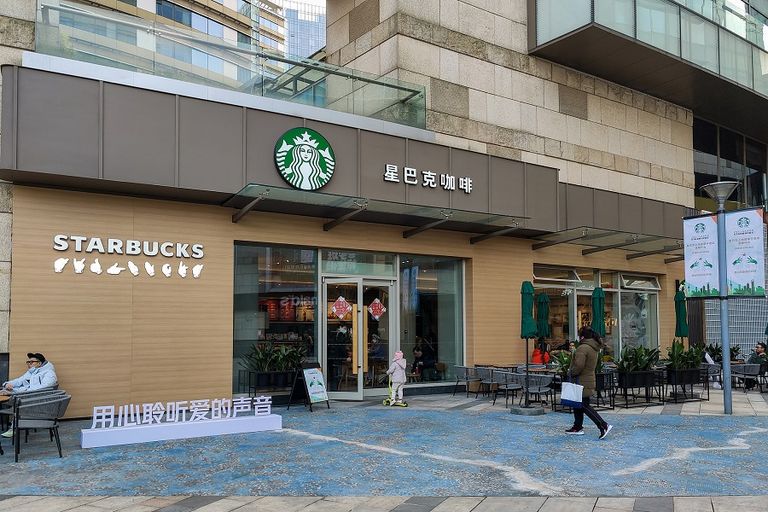 لافتة أمام واجهة مقهى ستاربكس الجديد في شنغهاي