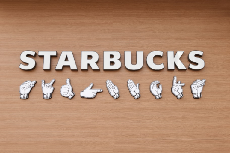 لافتة أمام واجهة مقهى ستاربكس الجديد في شنغهاي