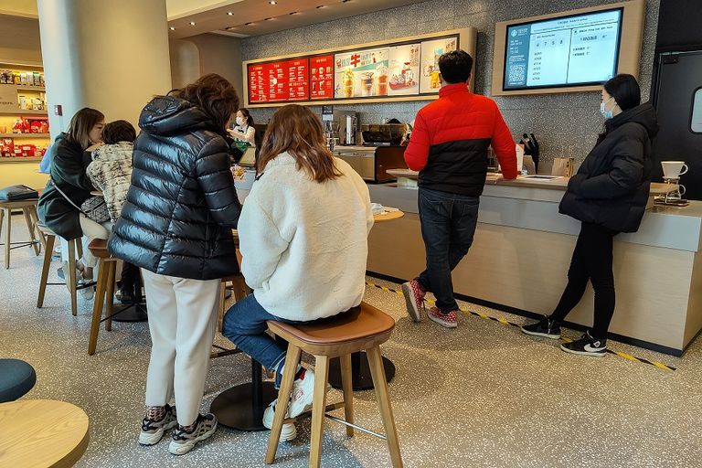 لافتة أمام واجهة مقهى ستاربكس الجديد في شنغهاي