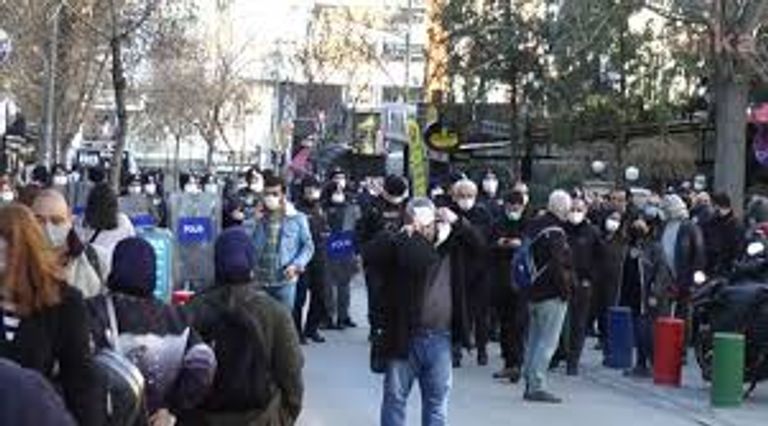 أمن أردوغان يفرق المحتجين بالقوة 