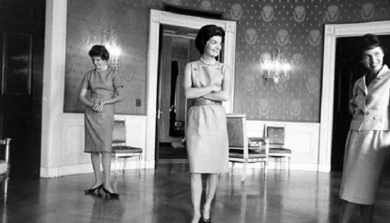 جاكي كينيدي بالغرفة الزرقاء في البيت الأبيض عام 1961 - الجارديان