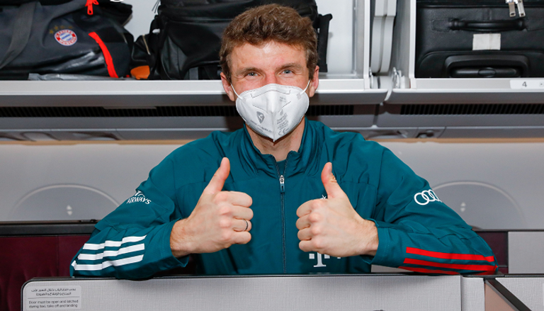 توماس مولر نجم بايرن ميونيخ داخل طائرة الفريق ليروي ساني داخل طائرة بعثة بايرن