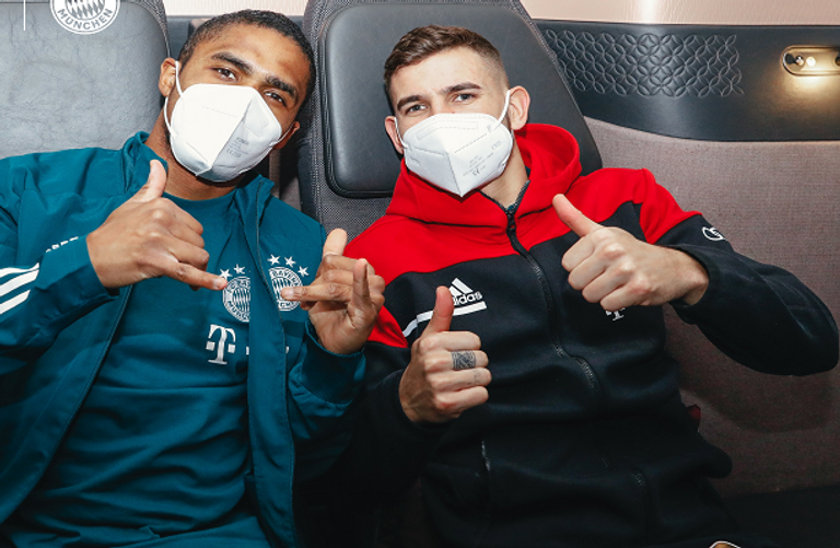 لاعبو بايرن ميونيخ داخل طائرة الفريق المسافرة لمونديال الأندية ليروي ساني داخل طائرة بعثة بايرن
