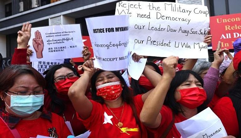 متظاهرون في ميانمار ضد الانقلاب العسكري