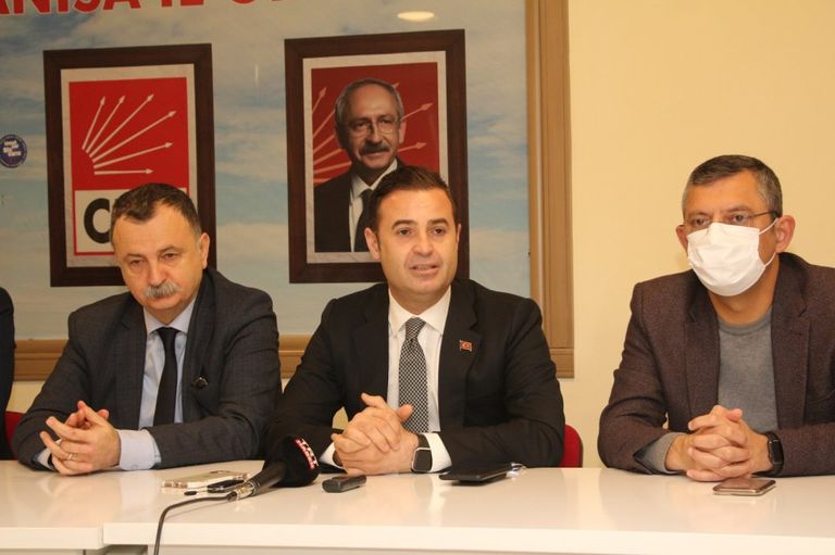 المعارض أوزغور أوزل خلال مشاركته بالفعالية