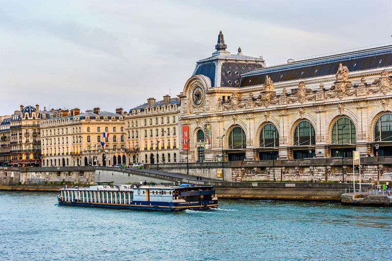 متحف اللوفر في باريس