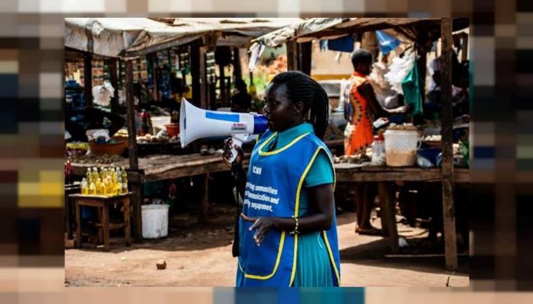 ناشطة تشارك في حملة للتوعية بفيروس كورونا في إحدى أسواق جوبا