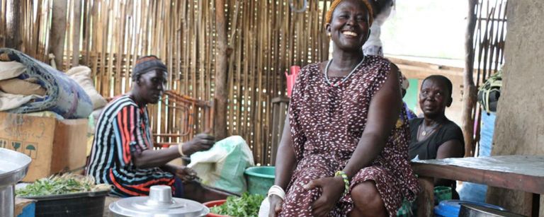 ناشطة تشارك في حملة للتوعية بفيروس كورونا في إحدى أسواق جوبا