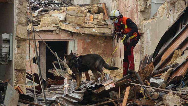 رجال الإطفاء في موقع الانفجار