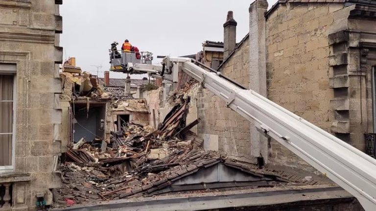 رجال الإطفاء في موقع الانفجار