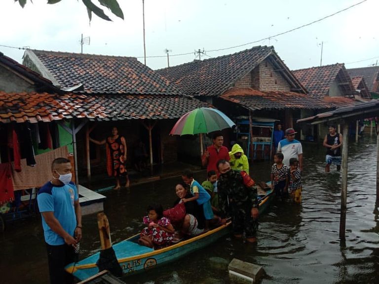 مياه الفيضان تلونت بلون الدم