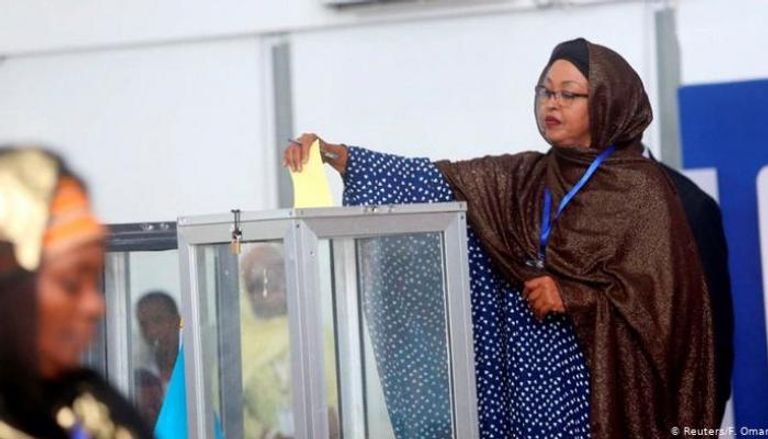 نائبة صومالية تدلي بصوتها في انتخابات 2017