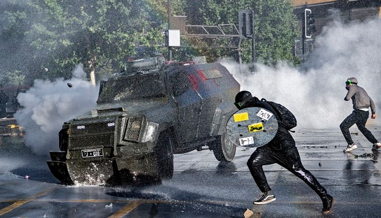 جانب من الاحتجاجات التي شهدتها مدن في تشيلي احتجاجا على عنف الشرطة- أ.ف.ب جانب من الاحتجاجات التي شهدتها مدن في تشيلي - أ.ف.ب