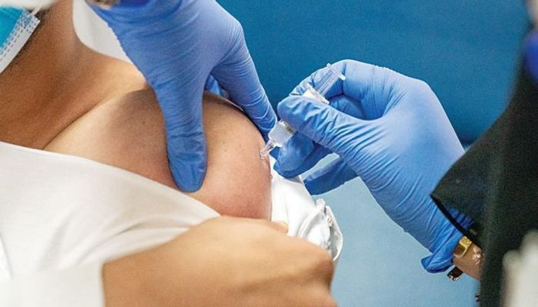 حملة تطعيم لقاح كورونا تتواصل في الإمارات