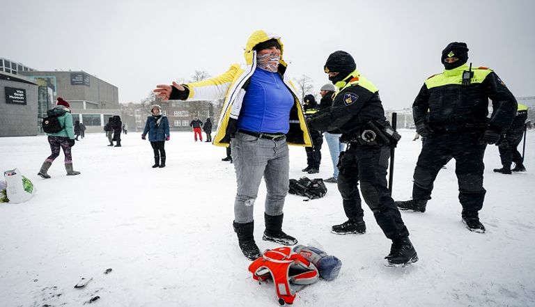 عاصفة ثلجية كثيفة تضرب هولندا