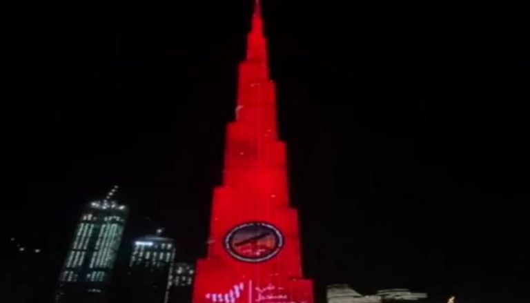 برج خليفة يتزين باللون الأحمر 