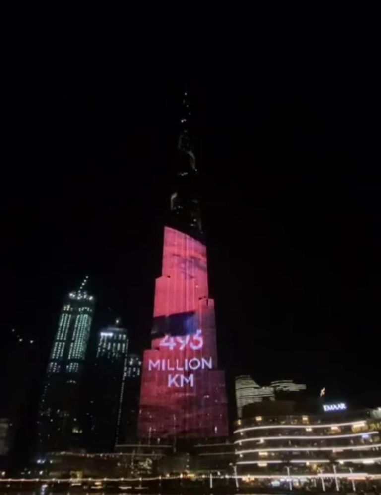 برج خليفة يتزين باللون الأحمر 