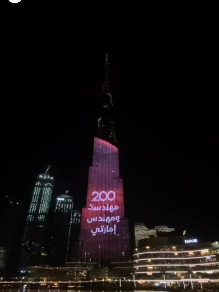 برج خليفة يتزين باللون الأحمر 