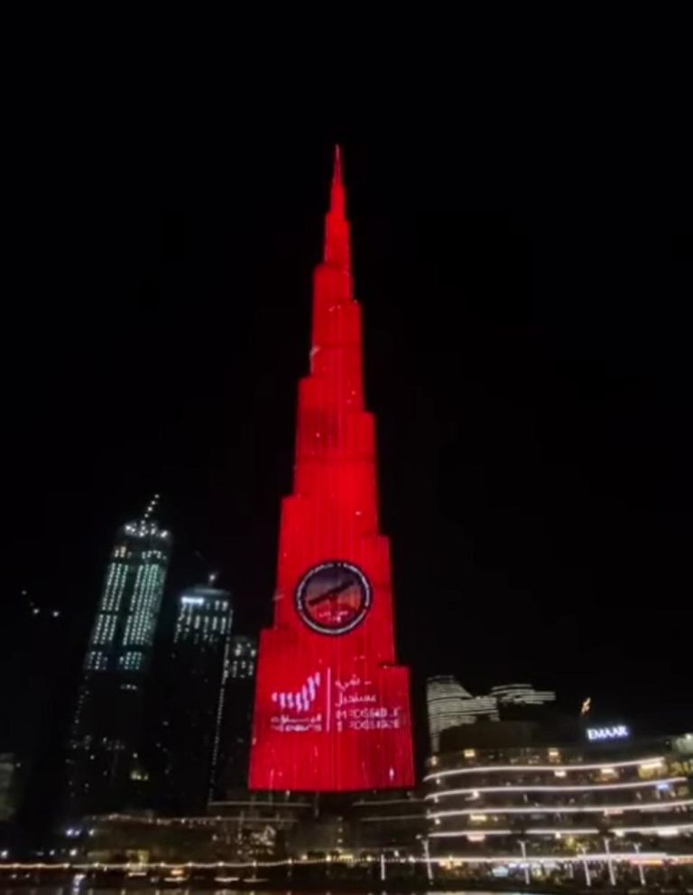 برج خليفة يتزين باللون الأحمر 