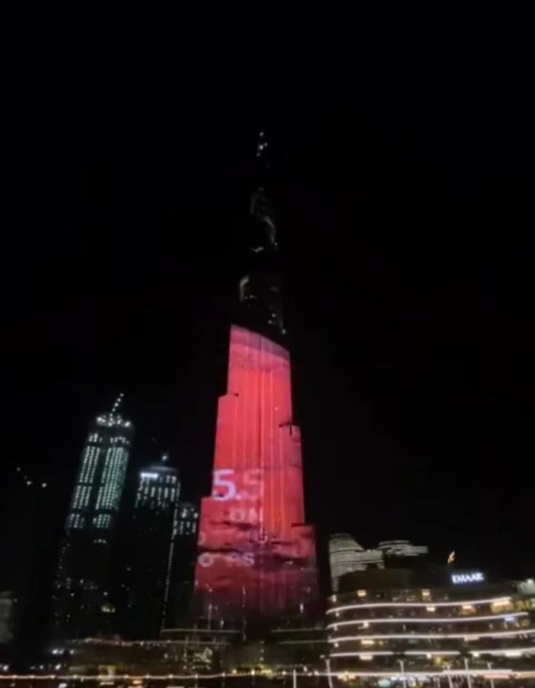 برج خليفة يتزين باللون الأحمر 