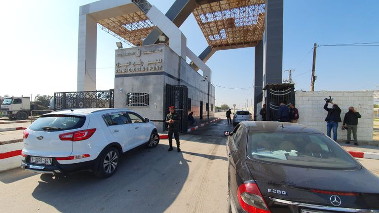 وفود الفصائل تغادر عبر معبر رفح للمشاركة بحوار القاهرة