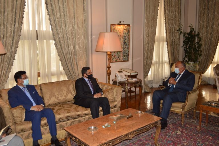 وزير الخارجية المصري خلال استقبال نظيره اليمني وزير الخارجية المصري خلال استقبال نظيره اليمني