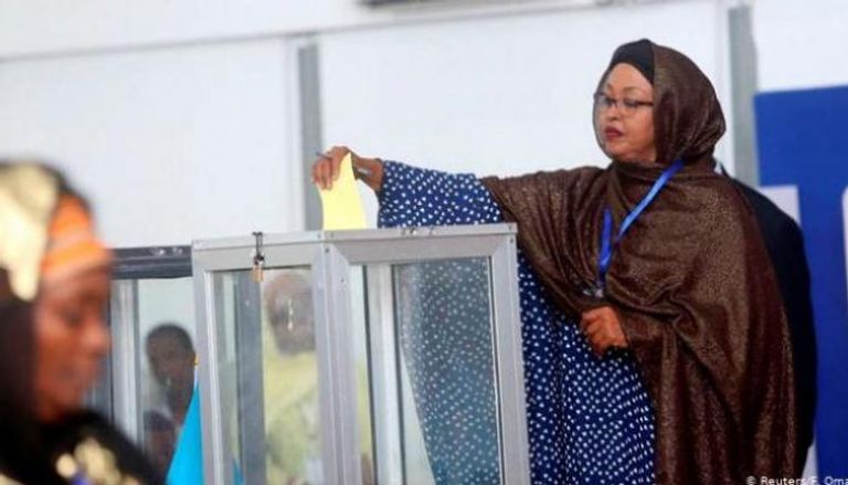 نائبة صومالية تدلي بصوتها في انتخابات 2017