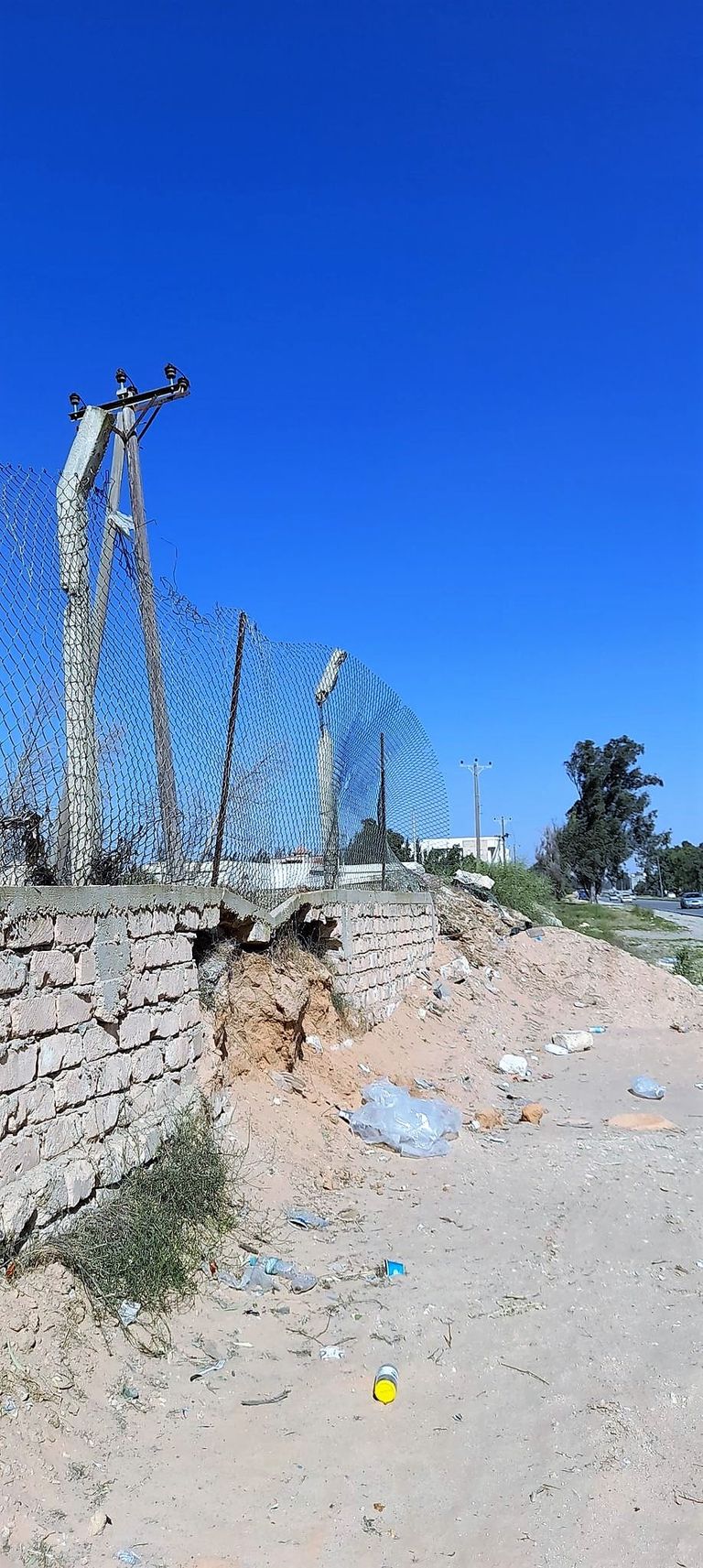 أحد أعمدة الكهرباء في ليبيا بعد سرقة الأسلاك. (شركة الكهرباء)