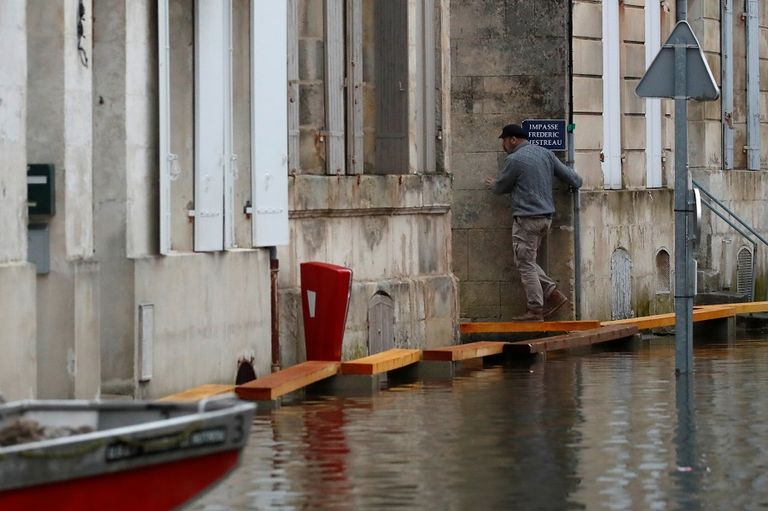 الفيضانات تجتاح جنوب غرب فرنسا