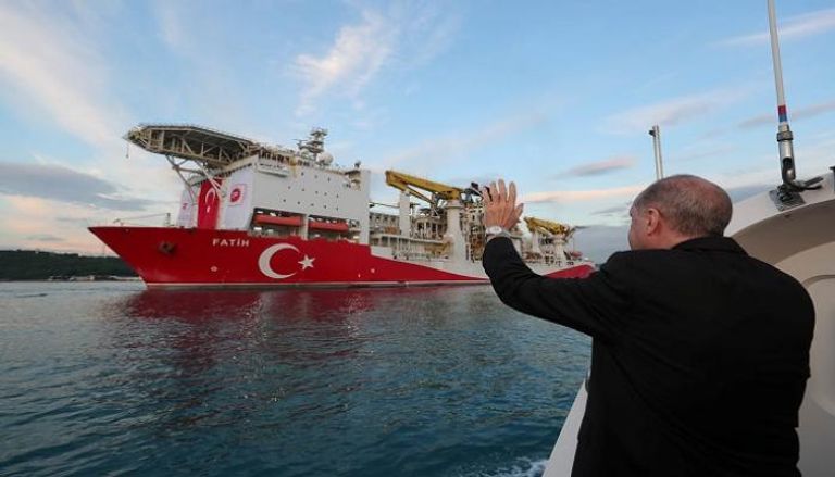 أردوغان يودع سفينة تركية لاستخراج الغاز