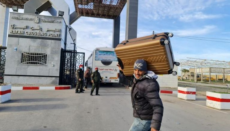 فلسطينيون مسافرون عبر معبر رفح الحدودي مع مصر