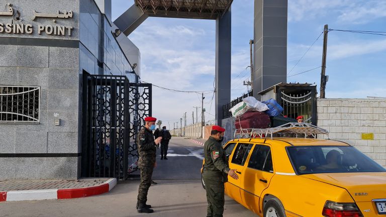 فلسطينيون مسافرون عبر معبر رفح الحدودي مع مصر