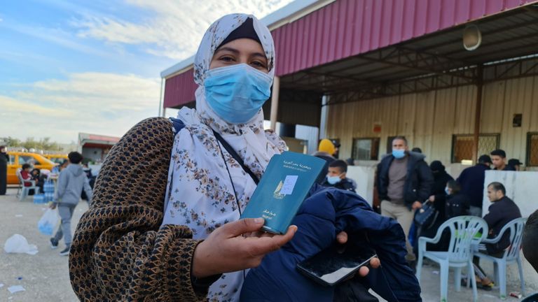 فلسطينيون مسافرون عبر معبر رفح الحدودي مع مصر