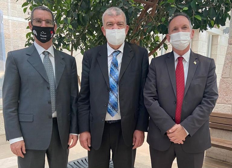 الدبلوماسي المغربي (يسار) مع دبلوماسي إسرائيلي