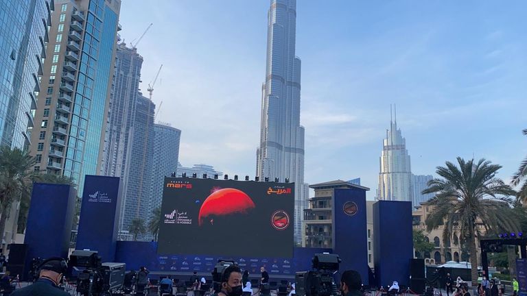 وينبغي أن يدور المسبار إلى الحد الذي يسمح بإدخاله في مدار الالتقاط، وتستمر عملية حرق الوقود باستخدام 6 محركات للدفع العكسي (دلتا في) لمدة 27 دقيقة ليقوم ذاتيا بخفض سرعته من 121 ألف كيلومتر إلى 18 ألف كيلومتر في الساعة.  وتستهلك العملية المعقدة نصف الوقود في المسبار، كما سيتطلب وصول إشارة من مسبار الأمل إلى الأرض مدة 11 دقيقة.  وكتبت سارة الأميري هذا الأسبوع في تغريدة: "27 دقيقة عمياء تحدد مصير 7 سنوات من العمل".