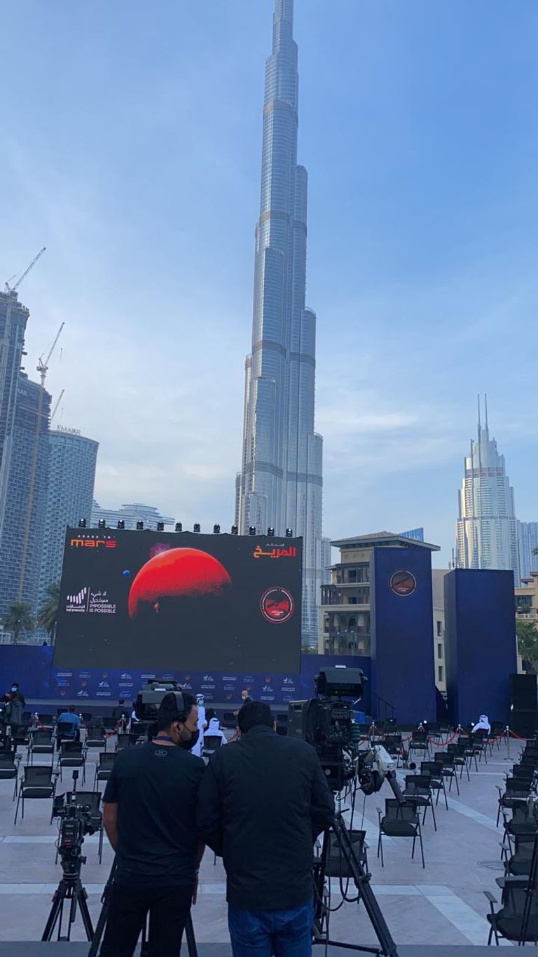 الاحتفالية تقام في الهواء الطلق أمام برج بلازا بجوار برج خليفة في مدينة دبي